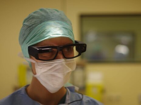 Smart glasses in surgery: expert analysis outside the operating room